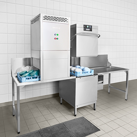 Professional HOBART hood-type dishwasher with external drying unit and stainless steel pass-through table, two racks with reusable cups for hygienic washing and fast drying in just 120 seconds.